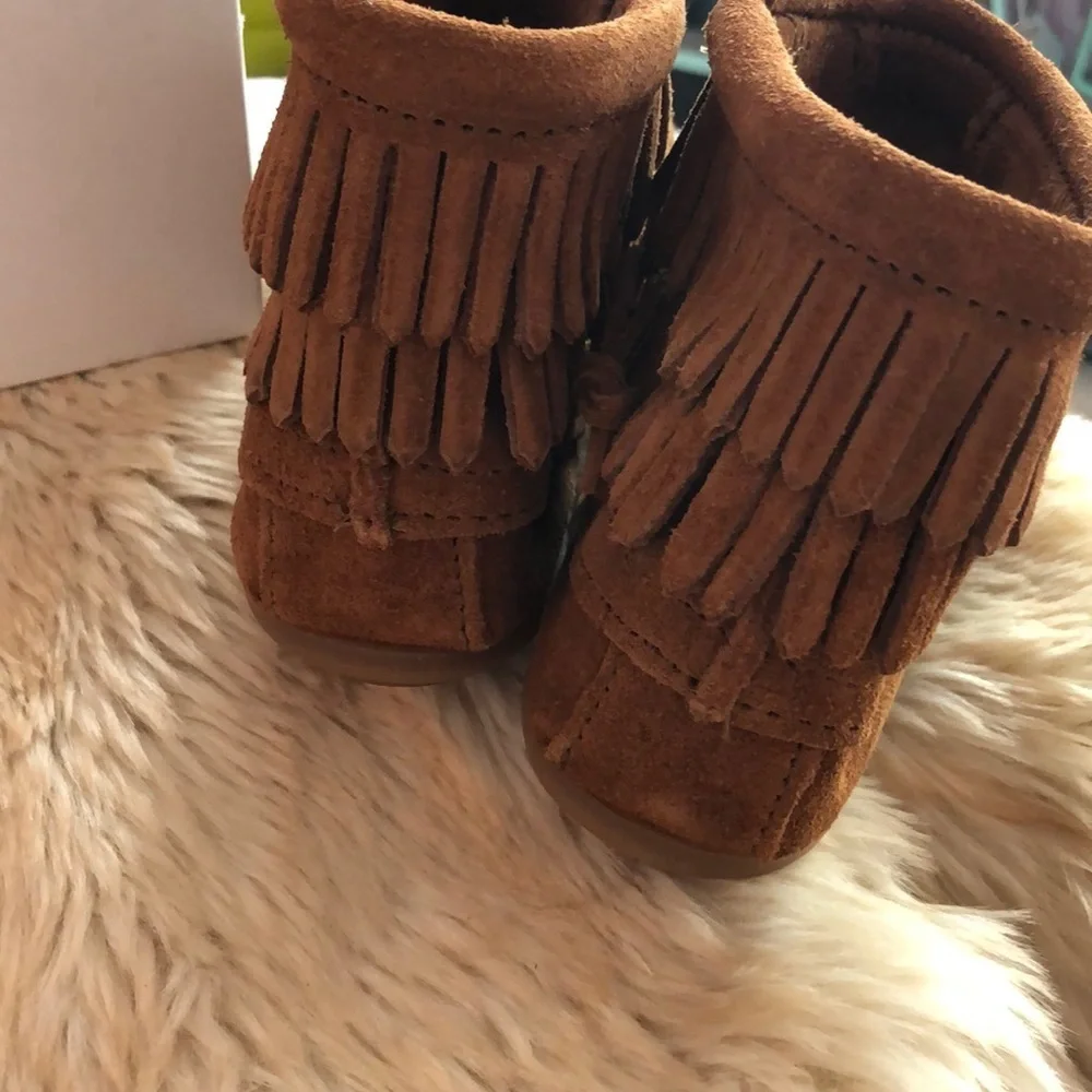 🍂Minnetonka double Fringe side Zip brown Size 2